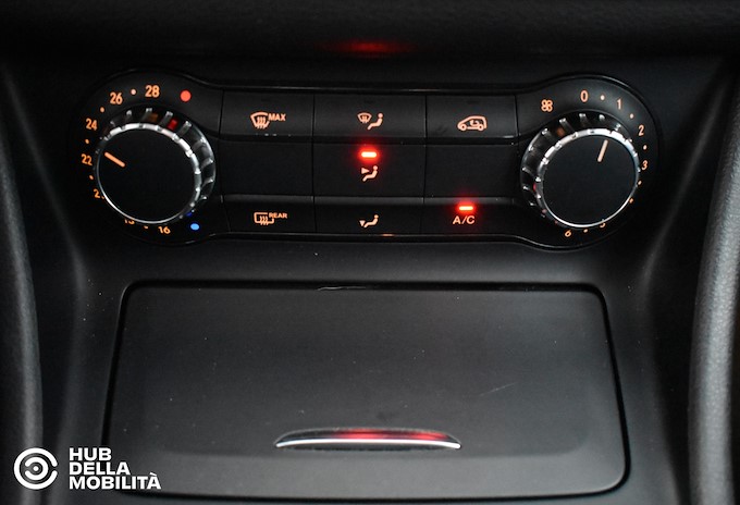 MERCEDES-BENZ GLA 200 d Automatic 4Matic Sport